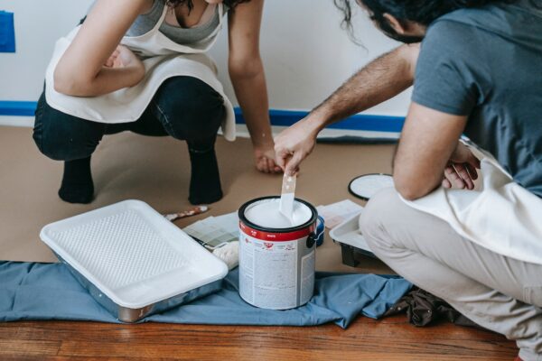 Gør-det-selv vs. professionel maling: Hvad er det rigtige for dit hjem?