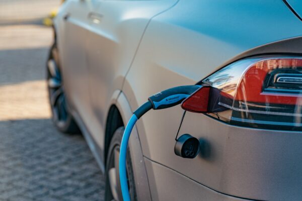 Energi møder Æstetik: Omdan din Bolig med Elbil Ladere og Solceller